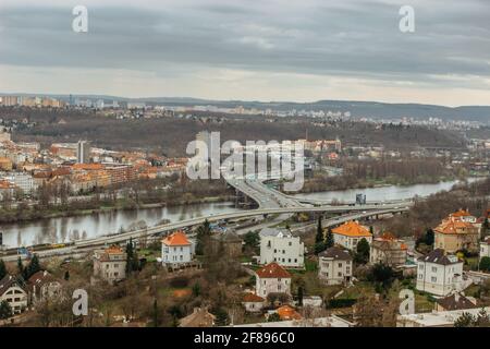 Prague,Czech republic Real estate Residential concept.Czech architettura vista da sopra.Panoramic Skyline della città.Ponte Barrandov sul fiume Moldava Foto Stock