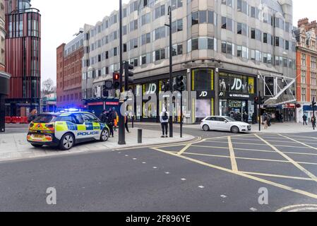 Londra, Regno Unito. 12 Aprile 2021. La polizia partecipa al negozio JD Sports per aprire a Oxford Street, Londra, in quanto i negozi non essenziali riaprono dopo il quarto blocco. (Foto di Dave Rushen/SOPA Images/Sipa USA) Credit: Sipa USA/Alamy Live News Foto Stock