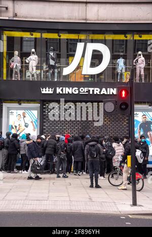 Londra, Regno Unito. 12 Aprile 2021. Un grande gruppo di acquirenti aspetta che il negozio JD Sports apra a Oxford Street, Londra, perché i negozi non essenziali riaprono dopo il quarto blocco. (Foto di Dave Rushen/SOPA Images/Sipa USA) Credit: Sipa USA/Alamy Live News Foto Stock