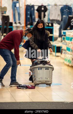 Londra, Regno Unito. 12 Aprile 2021. Un membro del personale aiuta una donna che ha lasciato gli articoli dal suo cestino della spesa nel negozio Primark in Oxford Street come negozi essenziali riaprono dopo il 4 ° blocco, (Foto di Dave Rushen/SOPA Images/Sipa USA) Credit: Sipa USA/Alamy Live News Foto Stock