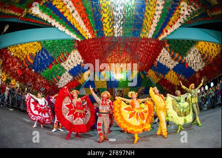 Ballo quadrato che si esibisce nella festa di San Giovanni, durante la celebrazione di giugno al Parque do Povo, Campina Grande, Paraiba, Brasile il 26 giugno 2012. Foto Stock