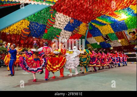 Ballo quadrato che si esibisce nella festa di San Giovanni, durante la celebrazione di giugno al Parque do Povo, Campina Grande, Paraiba, Brasile il 26 giugno 2012. Foto Stock