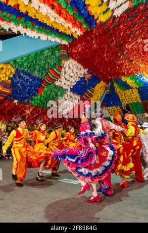 Ballo quadrato che si esibisce nella festa di San Giovanni, durante la celebrazione di giugno al Parque do Povo, Campina Grande, Paraiba, Brasile il 26 giugno 2012. Foto Stock