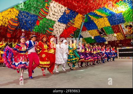 Ballo quadrato che si esibisce nella festa di San Giovanni, durante la celebrazione di giugno al Parque do Povo, Campina Grande, Paraiba, Brasile il 26 giugno 2012. Foto Stock