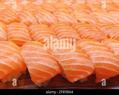 Primo piano di un delizioso sushi nigiri al salmone Foto Stock