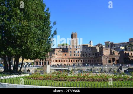 Vista panoramica sui mercati di Traiano, un grande complesso di rovine romane nel centro storico di Roma. Foto Stock