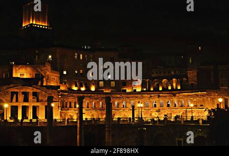 Vista panoramica di nocturne sull'antica mercati di Traiano, un grande complesso di rovine romane nel centro storico di Roma. Foto Stock