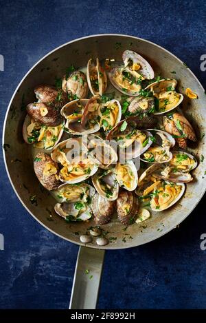 Vongole un Bulhao Pato, ricetta portoghese per vongole. Foto Stock