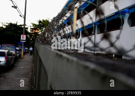 salvador, bahia / brasile - 10 dicembre 2015: parete con recinzione a concertina - con lame da taglio in acciaio galvanizzato - utilizzata per la protezione della casa e dell'azienda Foto Stock