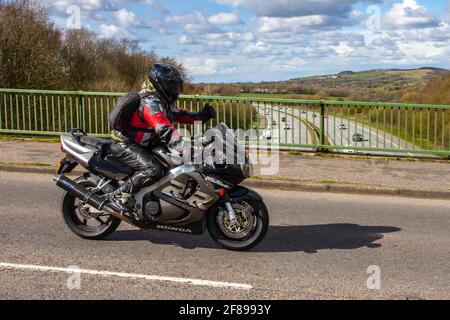 1998 Honda Firewaple Supersports; motociclista; trasporto a due ruote, motociclette, veicoli su strade britanniche, motociclette, motociclisti che guidano a Manchester, Regno Unito Foto Stock