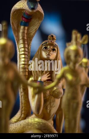 Ancora vita con figure egiziane d'oro del serpente cleopatra e le divinità nebbt ed eset Foto Stock