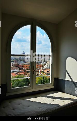 Finestra ad arco vista panoramica della città vista da Villa Borghese a Roma, Italia. Foto Stock