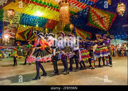 Ballo quadrato che si esibisce nella festa di San Giovanni, durante la celebrazione di giugno al Parque do Povo, Campina Grande, Paraiba, Brasile il 25 giugno 2011. Foto Stock