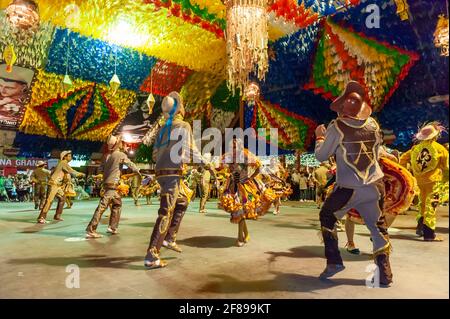 Ballo quadrato che si esibisce nella festa di San Giovanni, durante la celebrazione di giugno al Parque do Povo, Campina Grande, Paraiba, Brasile il 25 giugno 2011. Foto Stock