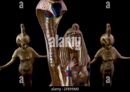 Ancora vita con figure egiziane del serpente cleopatra e. le divinità nebtht ed eset Foto Stock