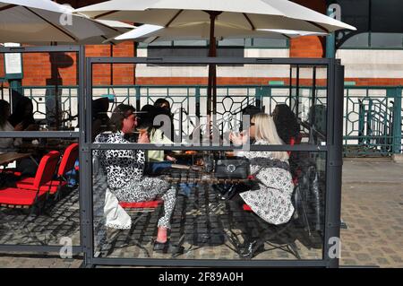 Londra, Regno Unito. 12 Aprile 2021. Mercato di Covent Garden. Restrizioni di Lockdown facilitate a Londra West End Credit: JOHNNY ARMSTEAD/Alamy Live News Foto Stock