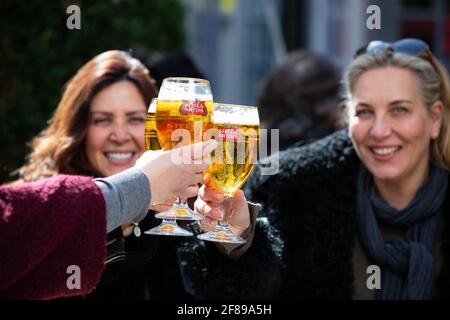 EDITORIALE USE ONLY Friends Godetevi una pinta di Stella Artois al Red Lion & Sun di Highgate, Londra al lancio di Stella Tips, Che vedrà il marchio di birra aggiungere £1 a staffÕs consigli per ogni pinta di birra servita in pub e ristoranti partecipanti in tutto il Regno Unito in celebrazione del ritorno dei clienti nel settore dell'ospitalità, in seguito all'ultima revoca delle restrizioni. Data immagine: Lunedì 12 aprile 2021. Foto Stock