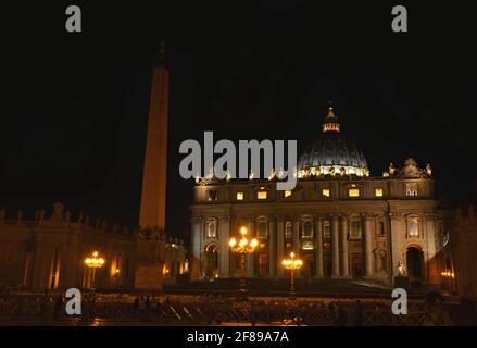 Vista panoramica di nocturne sulla Basilica di San Pietro in stile rinascimentale nella Città del Vaticano, Roma Italia. Foto Stock