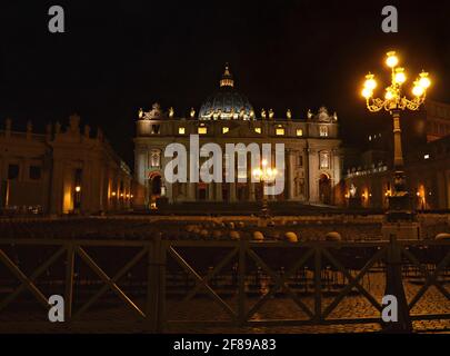 Vista panoramica di nocturne sulla Basilica di San Pietro in stile rinascimentale nella Città del Vaticano, Roma Italia. Foto Stock