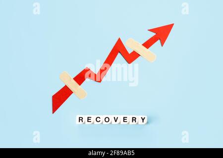 Ripresa dell'economia globale, crescita economica. Concetto di ripresa e ripresa del settore finanziario, industriale e di mercato. Grafico a freccia rossa su carta con Foto Stock