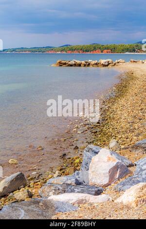 Estate vacanza viaggio sfondo con pietre e mare blu marina a Nikiti, Halkidiki, Grecia Foto Stock