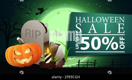 Halloween vendita, fino a 50 off, banner orizzontale verde con Halloween paesaggio sullo sfondo, tombstone e Jack zucca Foto Stock