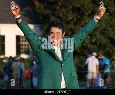 Augusta, Stati Uniti. 11 Apr 2021. Hideki Matsuyama viene presentato il giubbotto verde mentre celebra la vittoria dei Maestri domenica 11 aprile 2021, al Golf Club Nazionale di Agosto ad Augusta, Georgia. (Foto di Curtis Compton/Atlanta Journal-Constitution/TNS/Sipa USA) Credit: Sipa USA/Alamy Live News Foto Stock