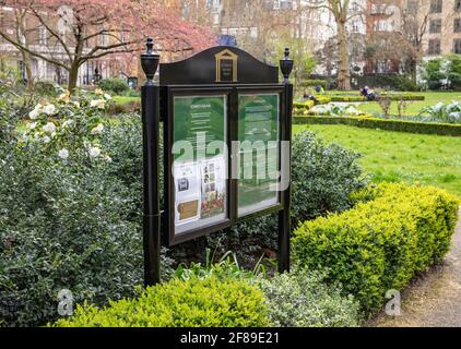 Il cartello del giardino di St James's Square, Londra; l'unica piazza giardino nella città di Westminster. Foto Stock