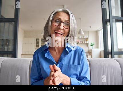 Senior Happy 60 donna ridendo sensazione felice di parlare con la webcam. Foto Stock