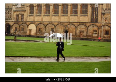 Bilawal Bhutto Zardari attraversa un quadrilatero al Christ Church College di Oxford, Inghilterra meridionale, 11 gennaio 2008. Il figlio del leader dell'opposizione pakistano assassinato Benazir Bhutto, ed ora presidente del Partito popolare pakistano, sta iniziando un nuovo mandato come studente universitario all'Università di Oxford. pic David Sandison Foto Stock