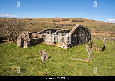 L'aspra rovina di Busk Old Church Raydale Yorkshire in stallo Dales National Park Inghilterra Foto Stock