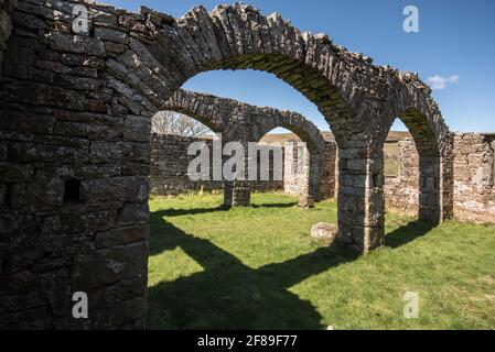 L'aspra rovina di Busk Old Church Raydale Yorkshire in stallo Dales National Park Inghilterra Foto Stock