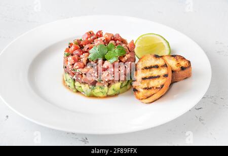 Tartare di tonno con avocado e semi di sesamo Foto Stock