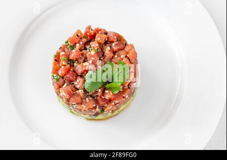 Tartare di tonno con semi di sesamo bianchi e neri Foto Stock