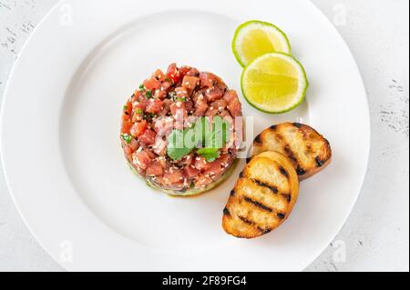 Tartare di tonno con avocado e semi di sesamo Foto Stock