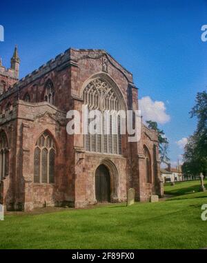 Crediton, Devon, UK- Chiesa parrocchiale costruita nel 15 ° secolo, mattoni in stile gotico normanno con una grande finestra frontale ad arco. Effetto di pittura aggiunto Foto Stock