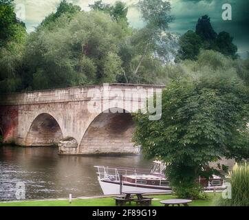 Henley Bridge built in 18th century, Henley-on-Thames, Oxfordshire, UK. Painting effect added Foto Stock