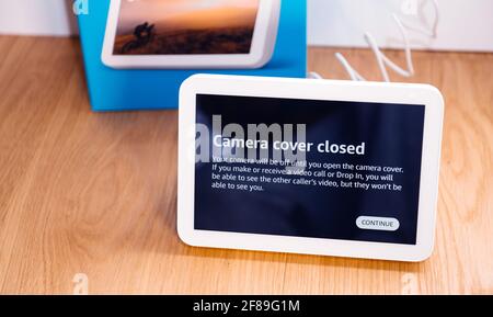 Messaggio di chiusura della copertura della videocamera sul nuovo Amazon Echo Show 8 IOT Foto Stock