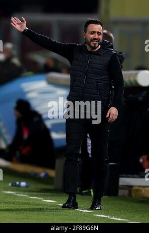 Benevento, Italia. 12 Aprile 2021. Roberto De Zerbi allenatore di US Sassuolo reagisce durante la Serie A partita di calcio tra Benevento Calcio e US Sassuolo allo stadio Ciro Vigorito di Benevento (Italia), 12 aprile 2021. Photo Cesare Purini/Insifefoto Credit: Insifefoto srl/Alamy Live News Foto Stock