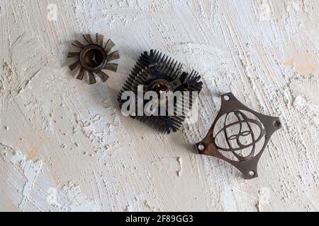 Componenti in plastica e metallo derivanti dal raffreddamento della CPU di un computer Foto Stock