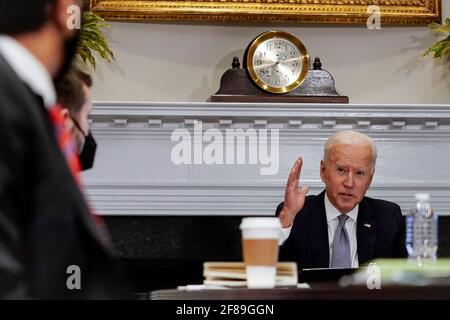 Il presidente degli Stati Uniti Joseph R. Biden Jr. Parla durante il Virtual CEO Summit on Semiconductor and Supply Chain alla Casa Bianca di Washington, lunedì 12 aprile 2021. Credito: AMR Alfiky/Pool via CNP /MediaPunch Foto Stock