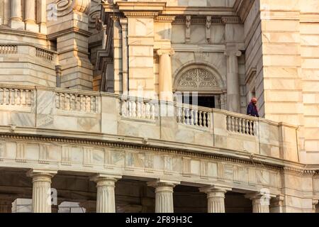 Kolkata, Bengala Occidentale, India - Gennaio 2018: Un lavoratore in piedi nell'imponente architettura dell'epoca coloniale Victoria Memorial nella città di Kolkat Foto Stock