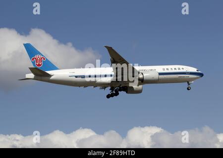 Un Cargo Boeing 777 del sud della Cina circa atterrare all'aeroporto di Francoforte. Foto Stock