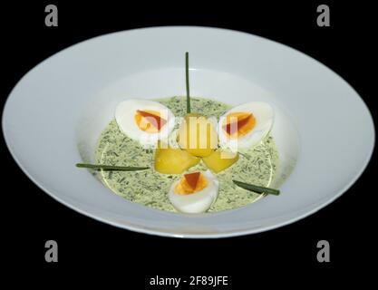 Salsa verde con patate e uova Foto Stock