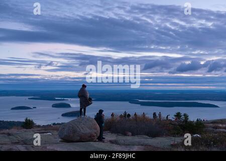 I visitatori aspettano l'alba nell'ora blu del primo mattino sul monte Cadillac nel Parco Nazionale di Acadia nel Maine, USA Foto Stock