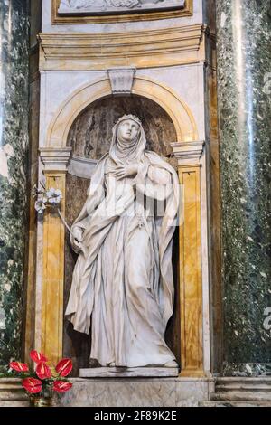 Siena, Italia. Statua di Santa Caterina da Siena, nella Cattedrale di Santa Maria Assunta. (Solo per uso editoriale) Foto Stock