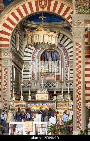 Cortona, Italia. Persone che si depositano davanti al corpo di Santa Margherita nella Chiesa di Santa Margherita. (Solo per uso editoriale) Foto Stock