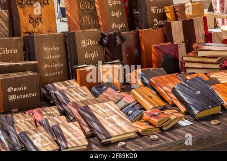 Cortona, Italia. Diari, diari, ecc. legati alla pelle, in vendita in un mercato all'aperto. Foto Stock