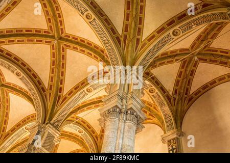 Pienza, Toscana, Italia. Bella costoletta a volta nei soffitti della navata centrale della Cattedrale di Pienza (duomo) di Santa Maria Assunta. (Per uso editoriale Foto Stock