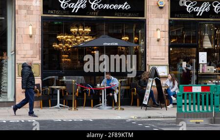 Durante la riapertura, gli ospiti potranno gustare un caffè all'aperto al Nero Coffee Shop. Negozi, ristoranti, bar e altre aziende hanno riaperto oggi dopo quasi quattro mesi, mentre le ulteriori regole di blocco sono rilassate in Inghilterra. Foto Stock